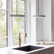 UMAGE LED-riippuvalo Asteria Medium vaaleanharmaa/messinki Ø 43 cm