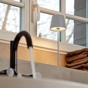 LED-akkupöytälamppu Nuindie, USB-C, harmaa, IP54, himmennettävä