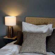 PR Home pöytälamppu Aira, korkeus 50 cm, messinkivärinen/valkoinen