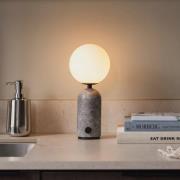 Globen Lighting Torrano-akkupöytävalaisin, marmorinharmaa