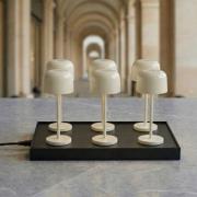 LED-akkukäyttöinen LED-pöytälamppu Quill, beige, 6 kpl, latausasema